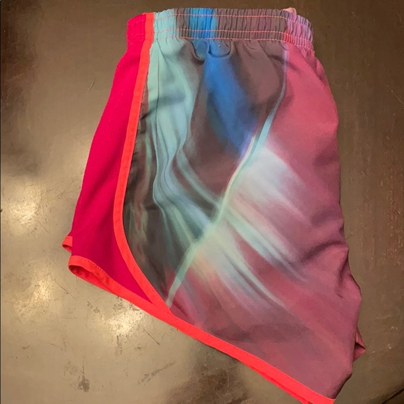 Girls Nike Athletic Shorts - Picture 2 of 2